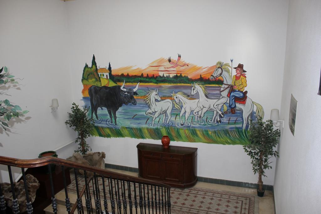 Hotel Restaurant La Camargue Salin de Giraud Bagian luar foto