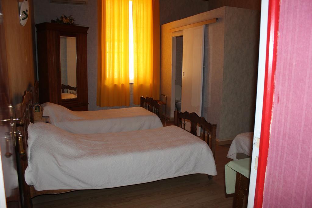 Hotel Restaurant La Camargue Salin de Giraud Ruang foto